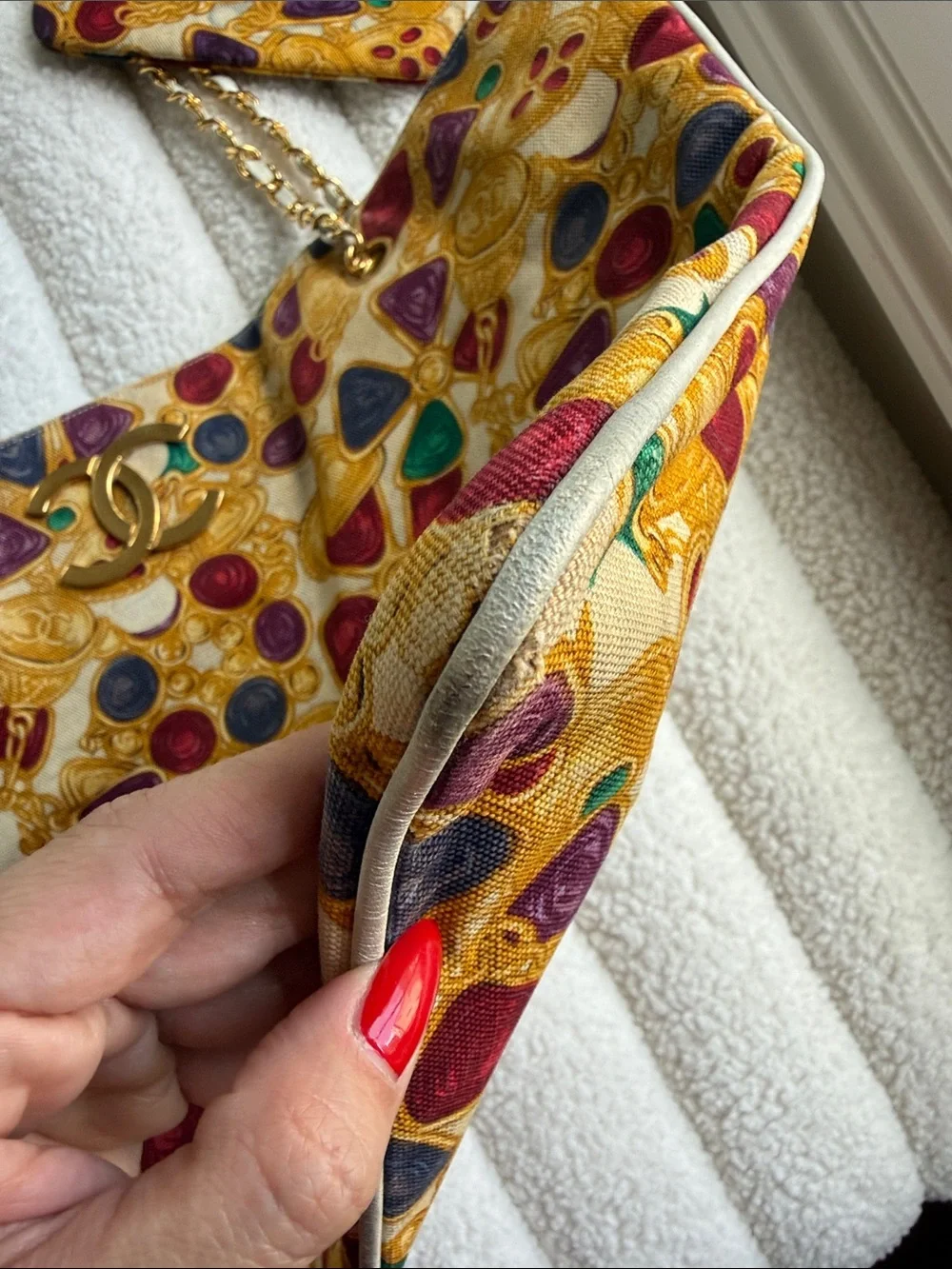 CHANEL tote vibrant